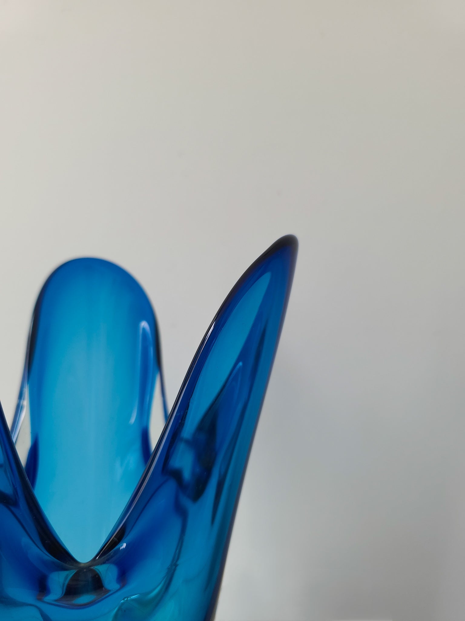 Hineri art glass vase